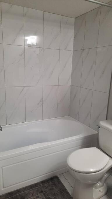 Carsonway Basement Suite Edmonton Eksteriør billede